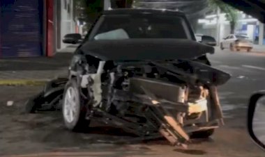 Acidente entre dois carros destrói veículo no Centro de Governador Valadares