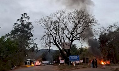 Manifestação de comunidades fecha MG-10 em protesto contra acionamentos de sirene da Anglo American