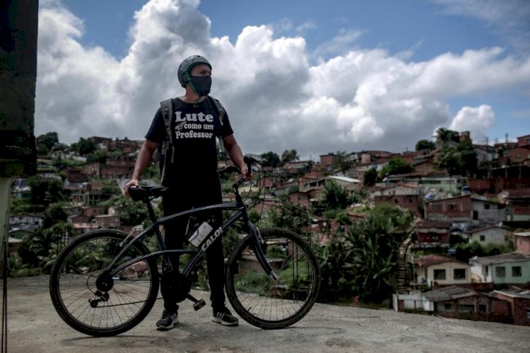 Professor pedala 8 km para levar dever a alunos de favela excluídos de teleaula