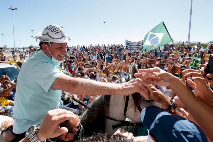 Bolsonaro causa aglomeração e tira máscara em primeira viagem após isolamento