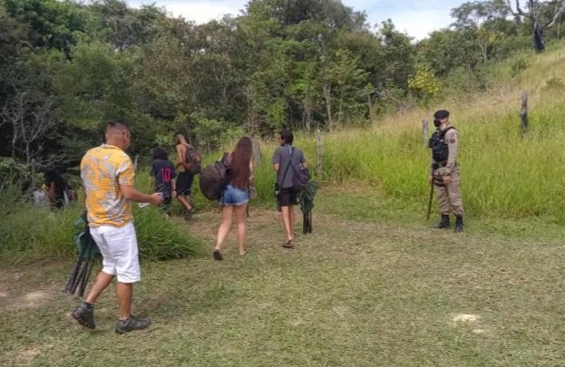 Festa rave com 350 pessoas é interrompida pela PM em Ribeirão das Neves.