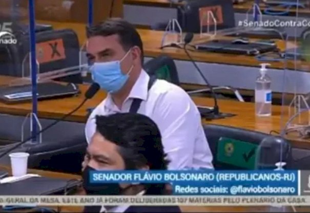 Flávio Bolsonaro chama Renan Calheiros de vagabundo e CPI é suspensa.