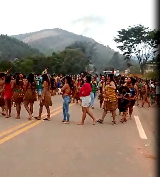 Índios Pataxós interditam MGC-120 em manifesto contra PL 490/2007