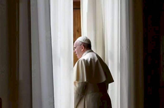 Papa Francisco é internado para cirurgia no intestino, diz Vaticano