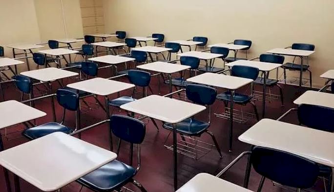 Após governo ampliar aulas presenciais, professores avaliam entrar em greve