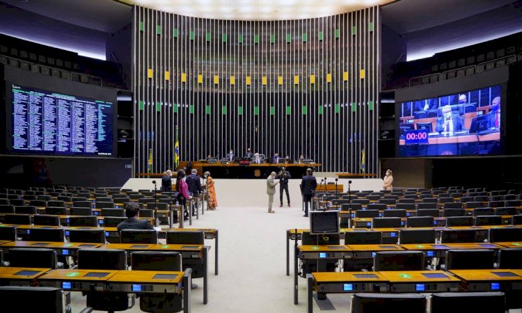 Em derrota para Bolsonaro, Câmara rejeita e arquiva PEC do voto impresso