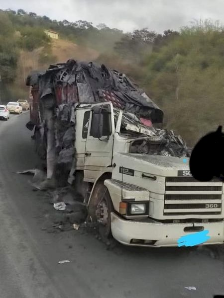 Motorista de carreta morre após colisão com caminhão na MG-129