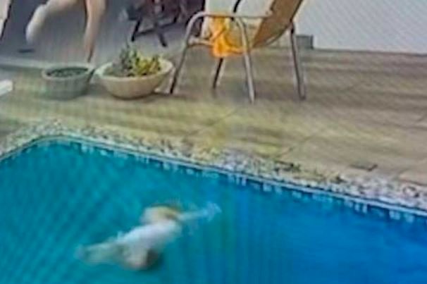 Bebê entra em piscina e é salva pelo pai, após alerta do irmão