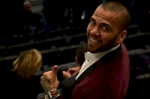 Dani Alves festeja reeencontro com Xavi no Barça: 'Voltamos para ajudar'