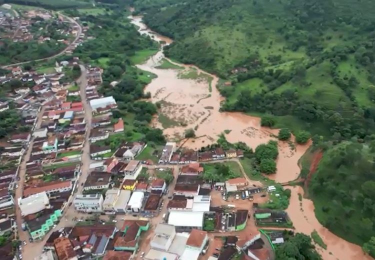 Forte chuva que caíu sobre a cidade de Rio Vermelho provocou inundação no Rio Bandeiras e deixou parte do município alagada.