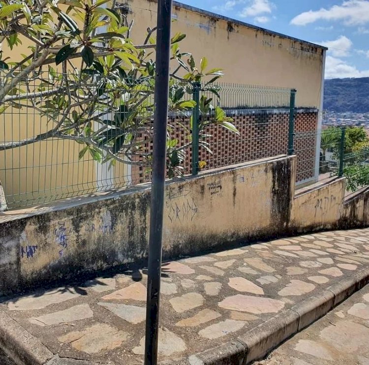 PERIGOSO VANDALISMO EM DIAMANTINA. Igreja de Nossa Senhora dos Homens PRETOS de