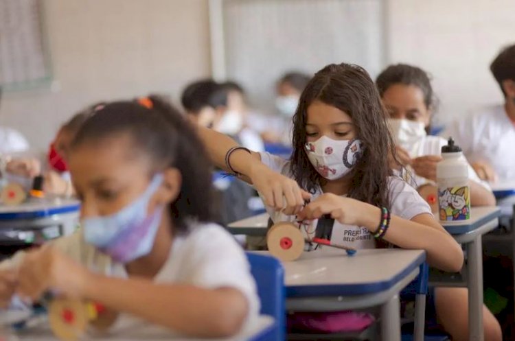 Alunos de escolas públicas aprendem a construir brinquedos tecnológicos