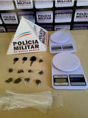 Menor que traficava drogas em Santa Maria do Suaçuí foi apreendido pela PM dirigindo moto em alta velocidade e sem capacete pelas vias públicas da cidade