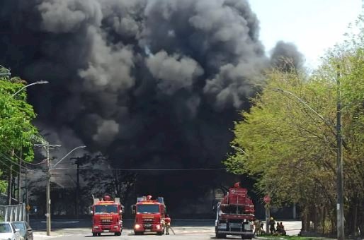 Fumaça de incêndio em Contagem é tóxica e Defesa Civil retira moradores