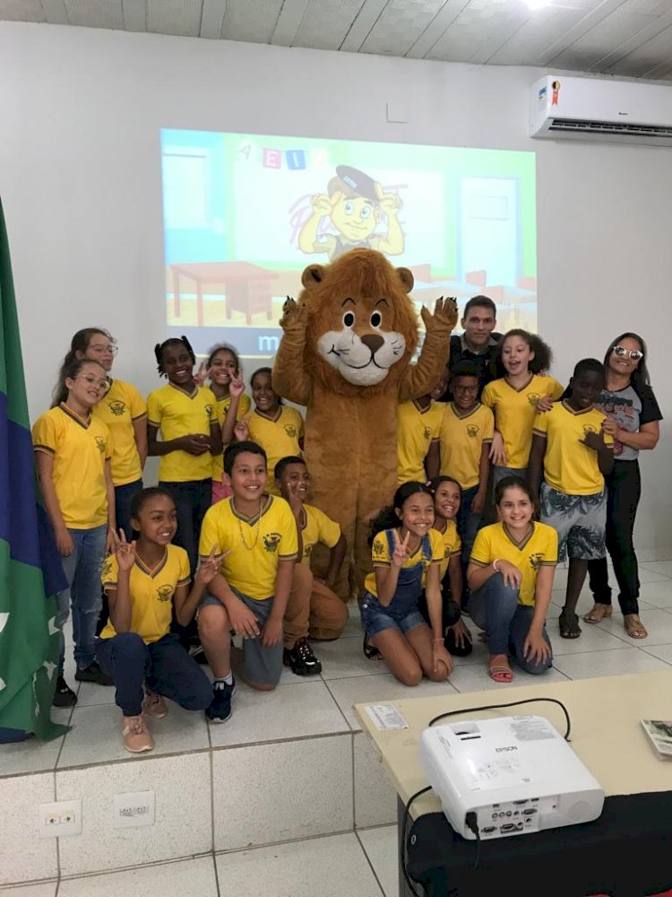 Alunos do PROERD de Materlândia realizam visita ao Quartel do 65º BPM e ao Corpo de Bombeiros Militar em Guanhães