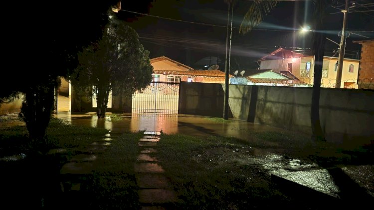 Temporal provoca Cabeça D’água e alaga casas e ruas em Sabinópolis