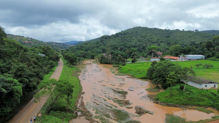Temporal provoca Cabeça D’água e alaga casas e ruas em Sabinópolis