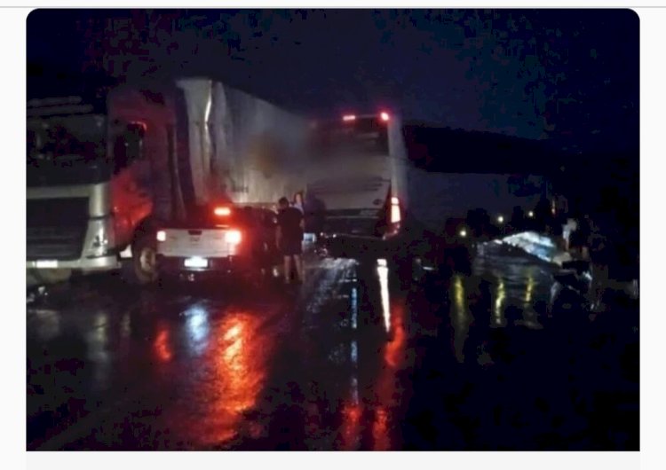 BATIDA Acidente entre ônibus e carreta mobiliza bombeiros na BR-251, em Minas