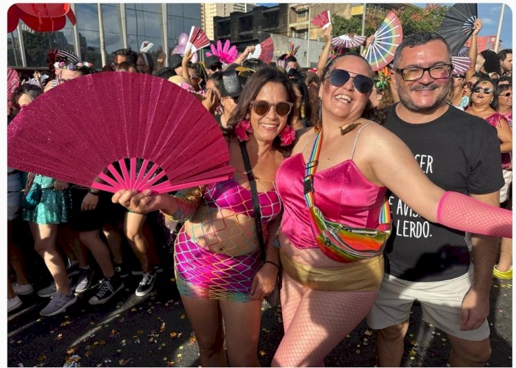 FOLIA Foliões recorrem ao leque para aliviar o calor e curtir o Carnaval de Belo Horizonte