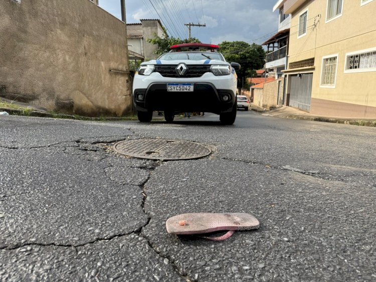 Homem flagrado esfaqueando a própria mulher no meio da rua é indiciado por feminicídio