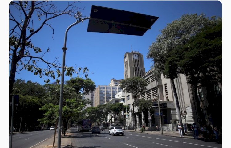 CURIOSIDADE Por que algumas placas informativas de trânsito no centro de BH estão viradas? Confira a resposta