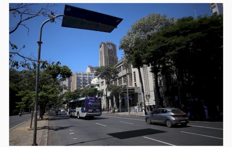 CURIOSIDADE Por que algumas placas informativas de trânsito no centro de BH estão viradas? Confira a resposta