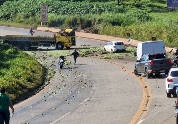 OURO PRETO: Caminhão com laranja capota e fecha o trânsito na BR-040