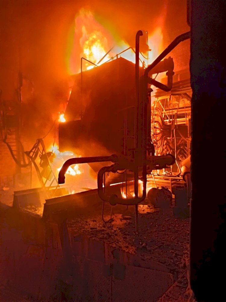 Após sete horas de trabalhos, Corpo de Bombeiros combate incêndio em indústria de Bocaiuva
