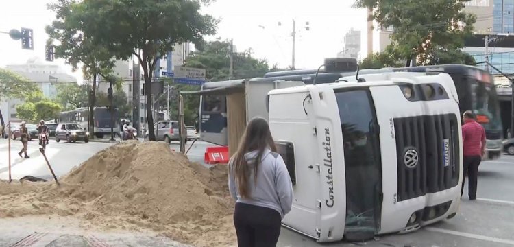 Caminhão com areia tomba na avenida Amazonas e complica trânsito em BH