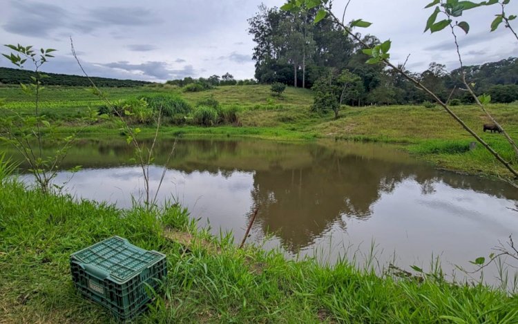 Homem morre afogado em açude na zona rural de Botelhos, MG