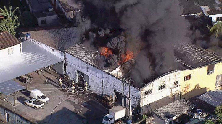 Incêndio de grandes proporções destrói galpão; FOTOS