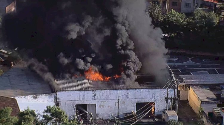 Incêndio de grandes proporções destrói galpão; FOTOS
