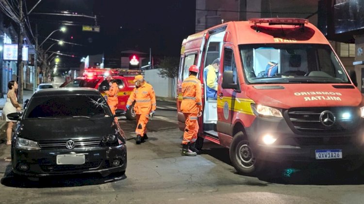 Motociclista avança sinal vermelho, bate em veículo e é socorrido por bombeiro de folga em Uberlândia