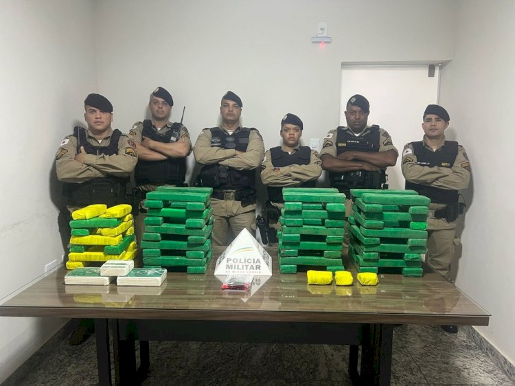 Motorista diz transportar passageiros mas ao verificar carro PM encontra 74 barras de maconha, em MG