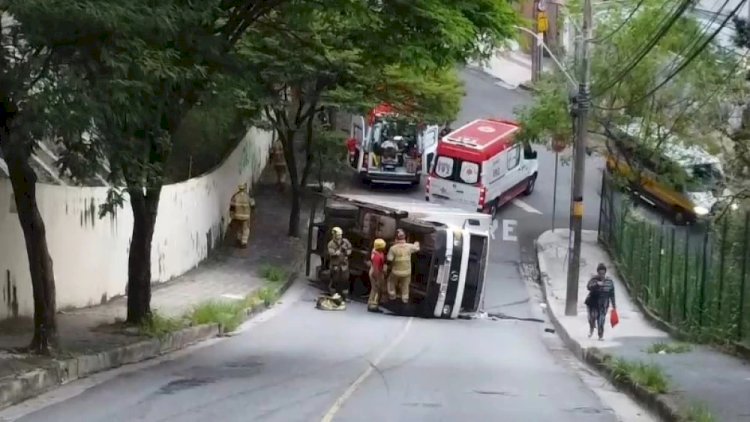 Caminhão tomba em rua do bairro Buritis, região Oeste de BH, e motorista fica ferido