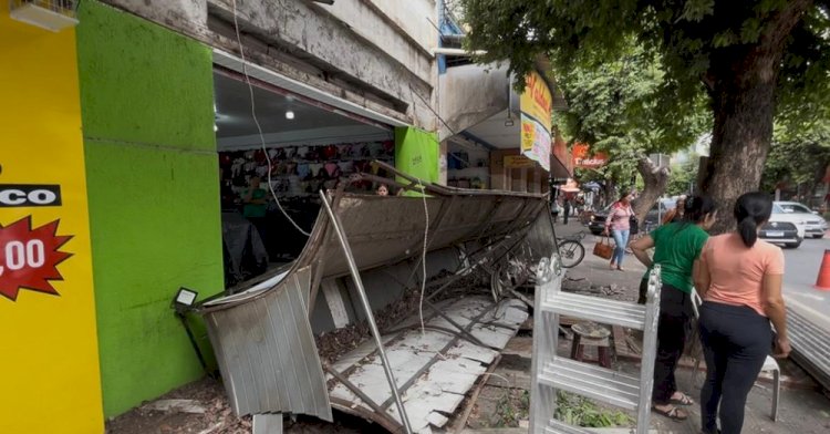 Estrutura de entrada de loja desaba e fere dois homens durante troca de telhado em Governador Valadares