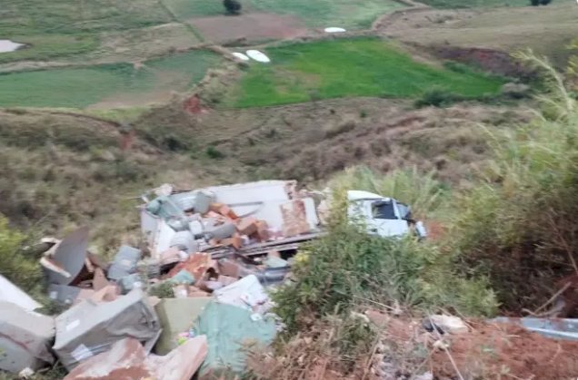 Criança fica presa em ferragens após caminhão tombar na BR-116 em MG