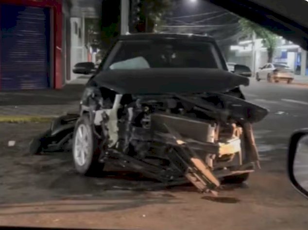 Acidente entre dois carros destrói veículo no Centro de Governador Valadares