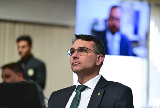 Homem que ameaçou Flavio Bolsonaro é levado à delegacia em Juiz de Fora