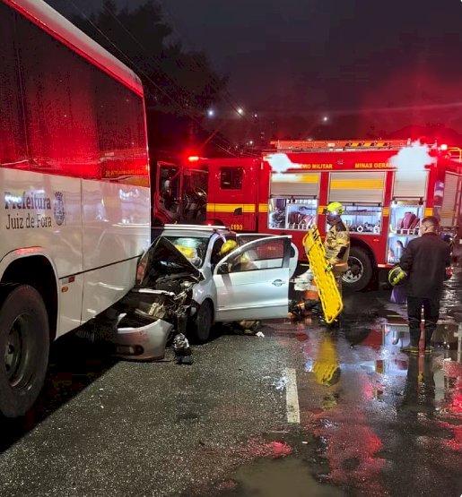 Carro bate em ônibus e deixa três feridos em Juiz de Fora; parte do veículo fica debaixo do coletivo