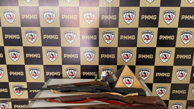 Homem é preso após ameaçar enteada durante briga e PM encontrar armas escondidas em colchão